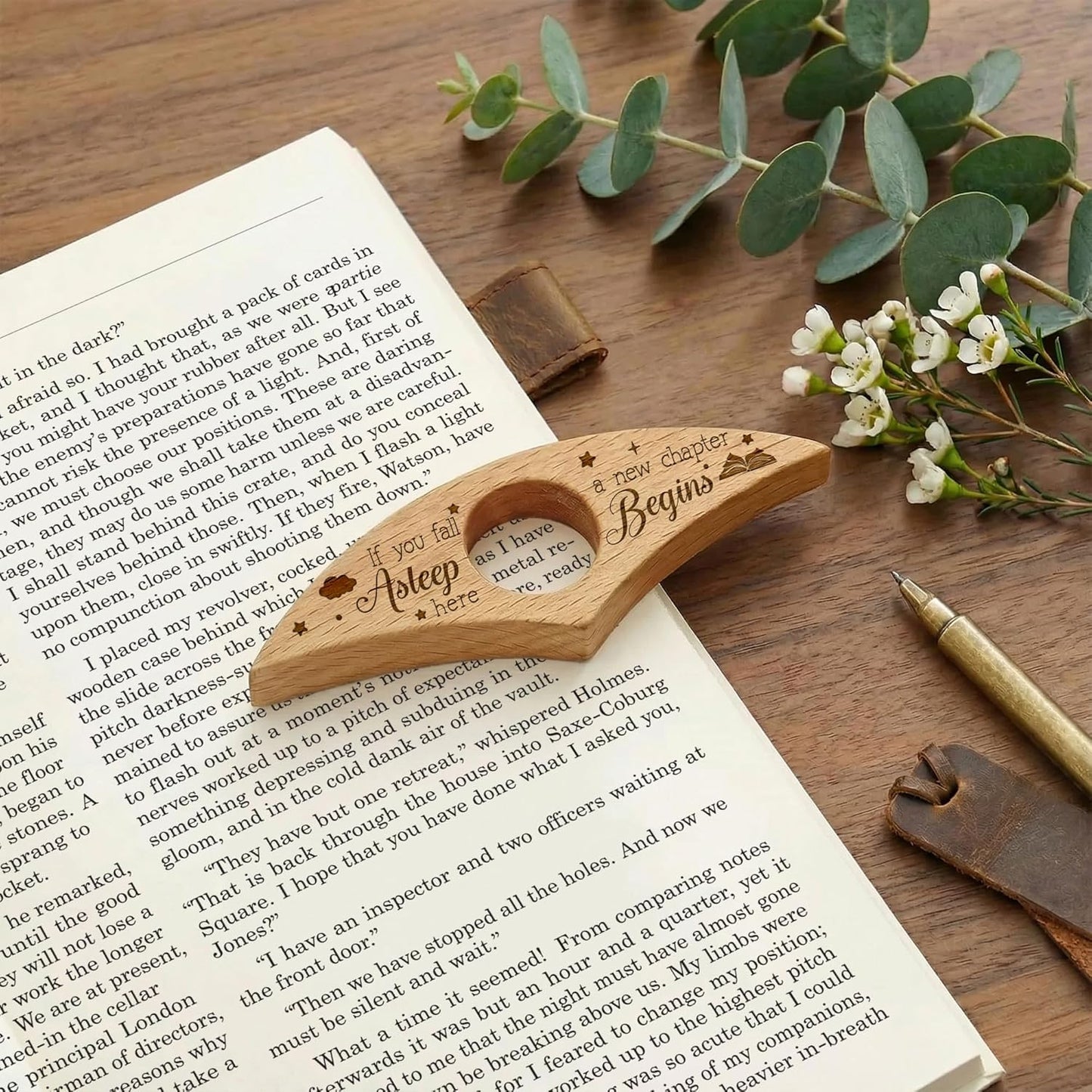 Personalized Wooden Book Page Holder – Custom Thumb Ring Page Holder with Engraved Name, Ideal Reading Accessory for Book Lovers, Perfect Gift for Parents, Partners, Teachers, Christmas (Style 1)