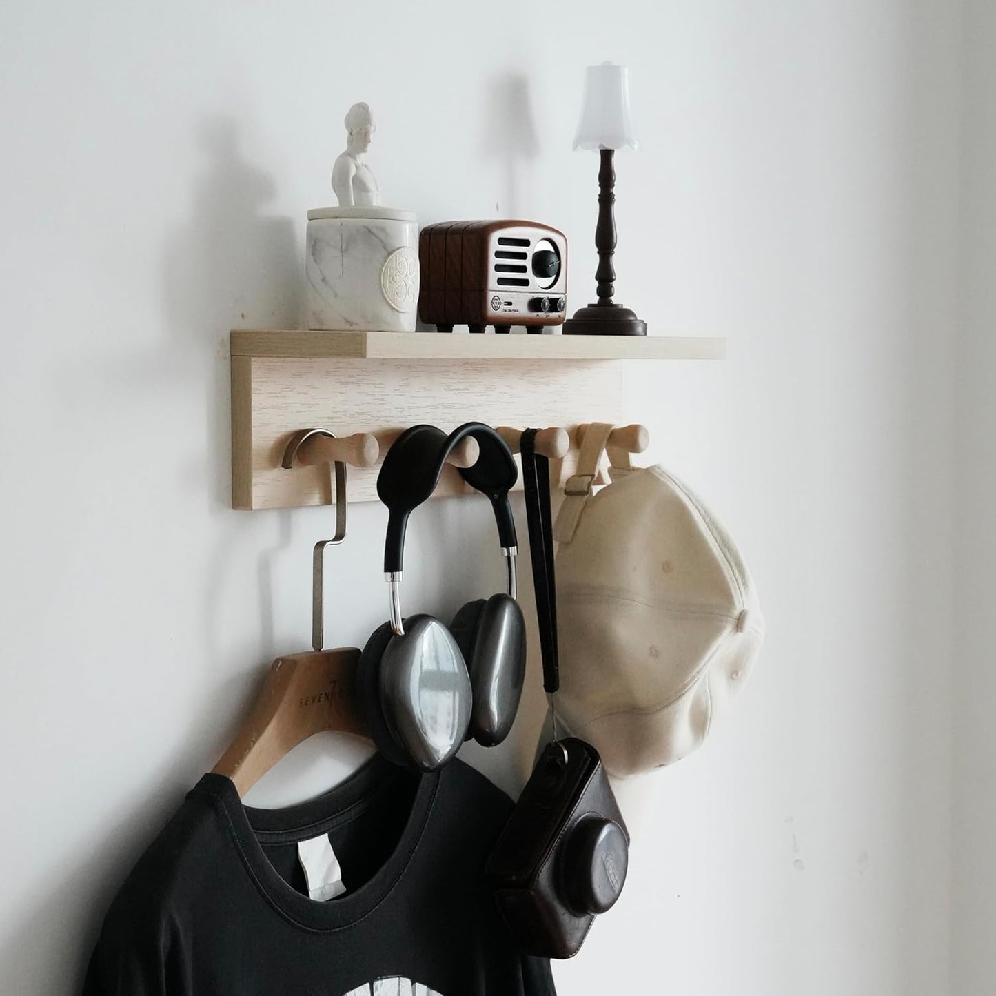 Entrance Coat Rack ，Coat Hooks, Wall-Mounted Wooden Hook Rack, Wall-Mounted Shelves are Very Suitable (Birch Colored Veneer)