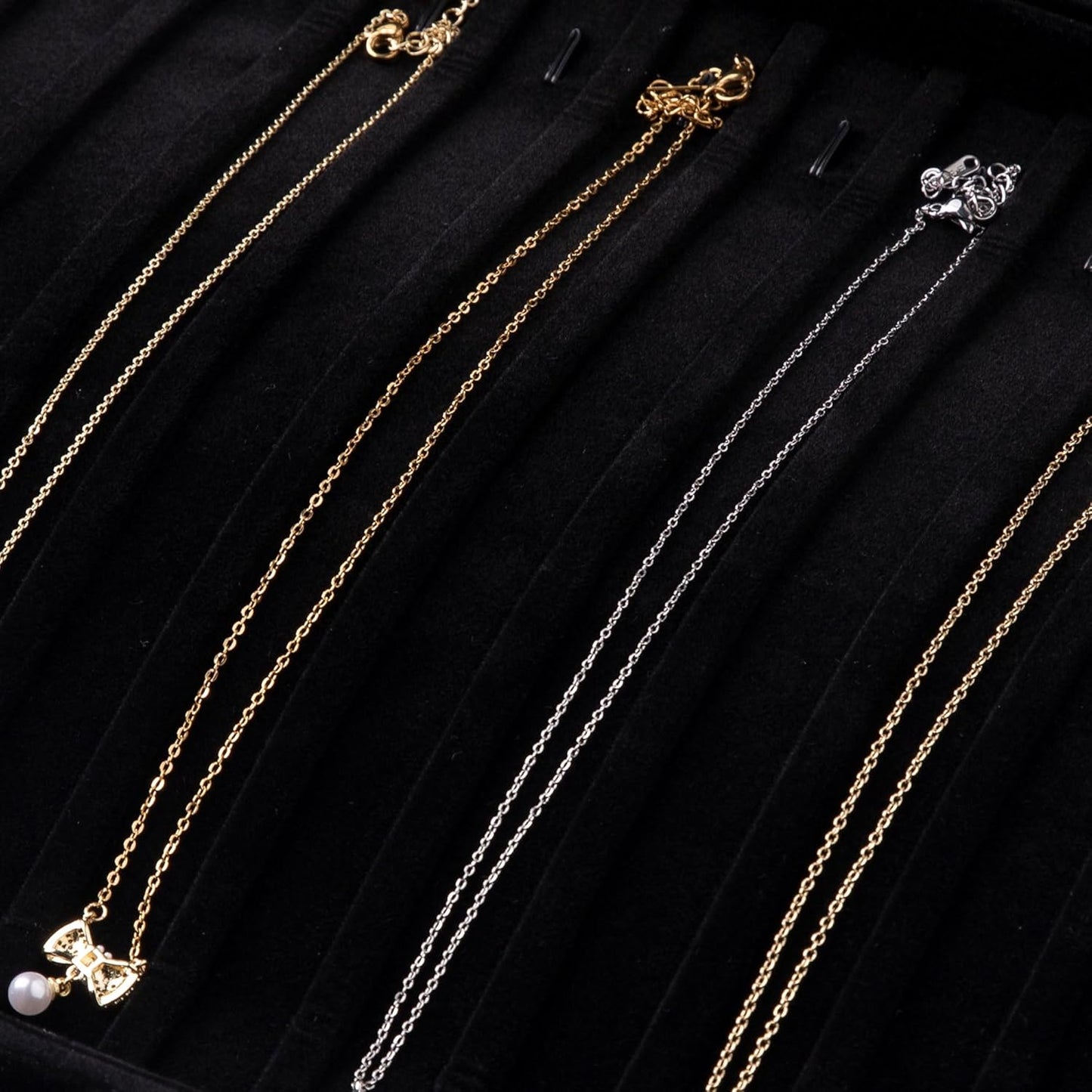 Frebeauty 15 Hooks Necklace Tray Velvet Neckalce Organizer with Clear Lid Lockable Necklace Holder Box Jewelry Organizer for Pendants Chains Necklace Jeweley Tray for Women Girls(Black)