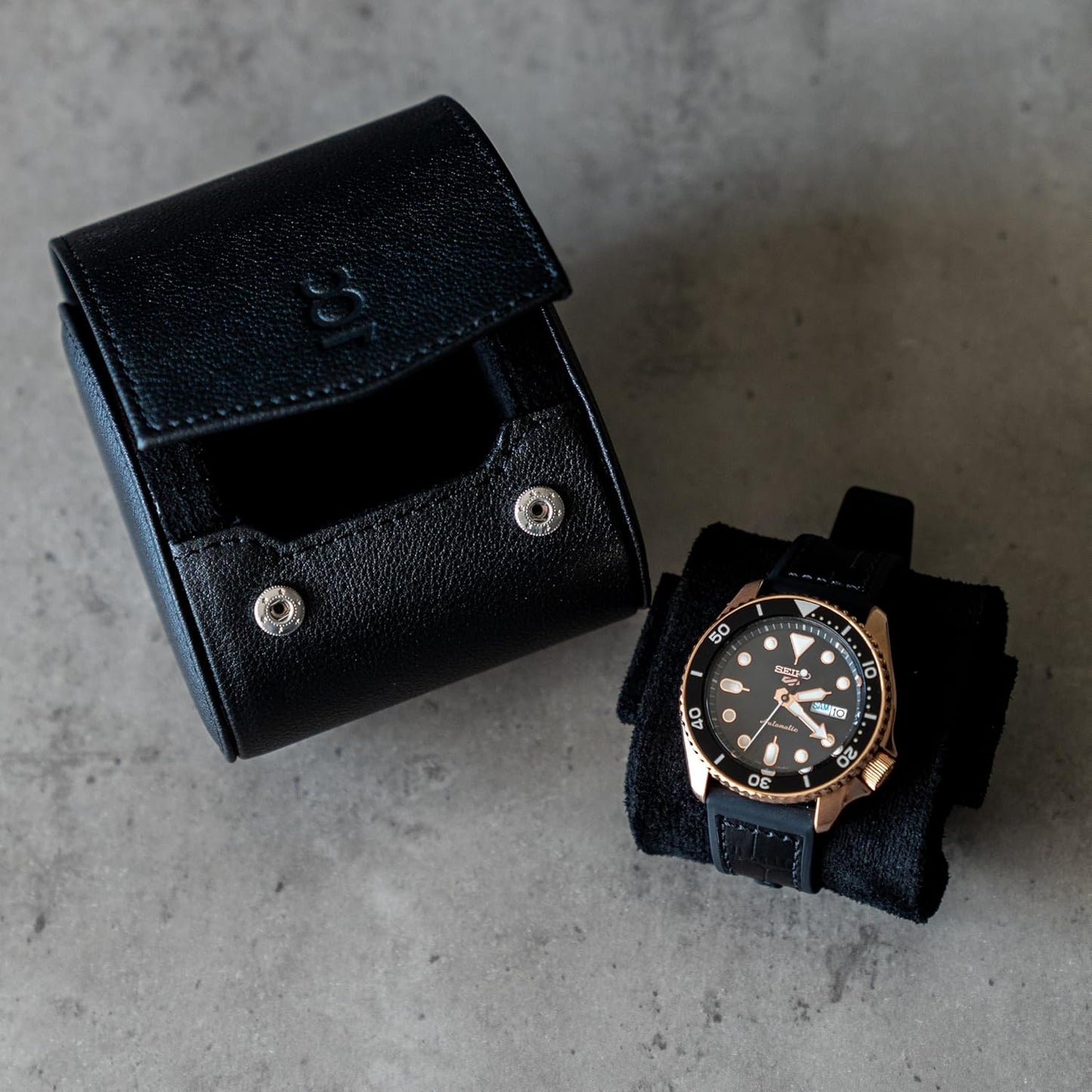 DailyWatch | Watch Roll Travel Case For 1 Watch | Luxury Watch Case In Genuine Black Leather With Soft Velvet Interior | Watch Case Protect, Store, & Display Your Watches | All Black