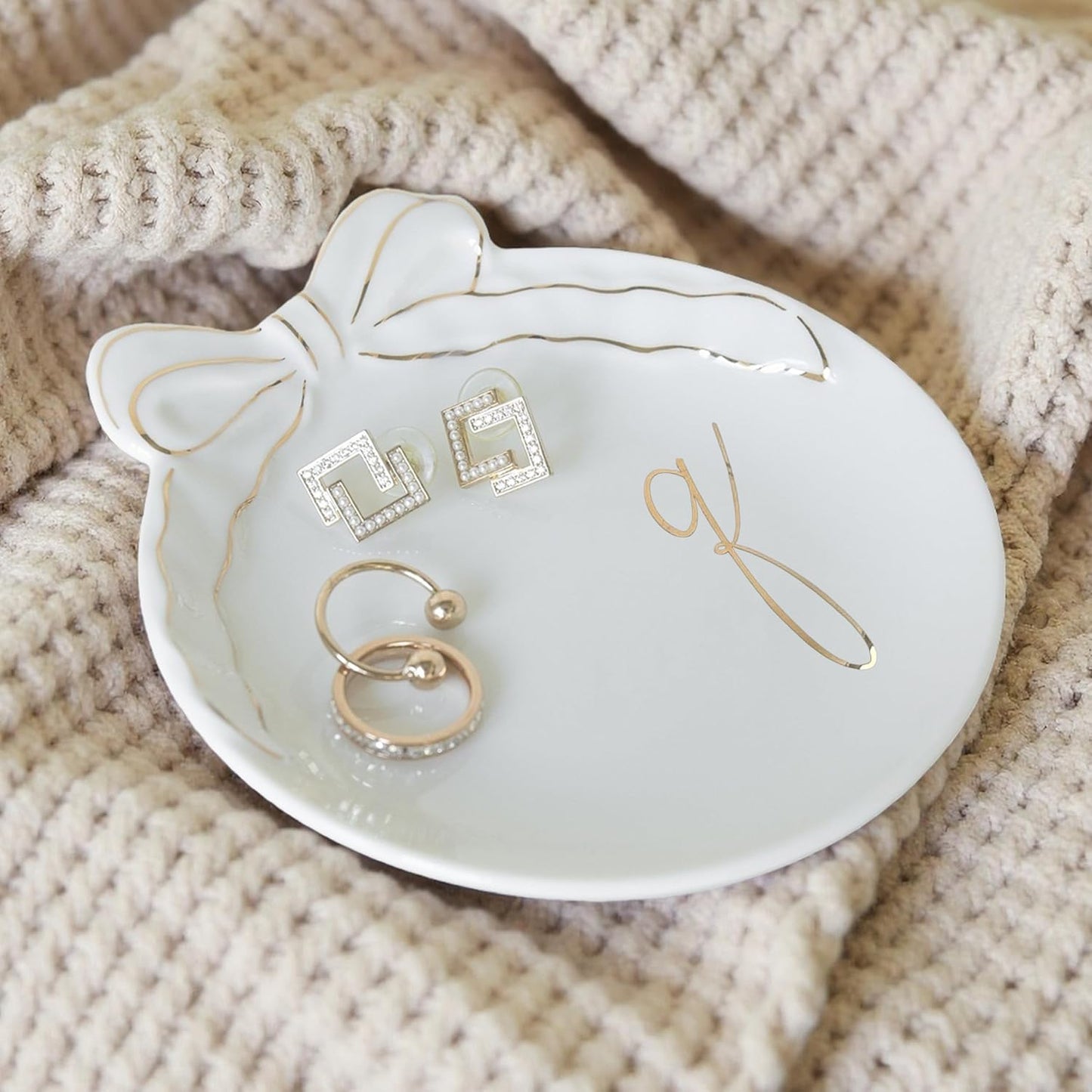 COLLECTIVE HOME - Personalized Initial Ceramic Jewelry Tray with Bow, Christmas Gift Ideas for Women, Small Gift for Girlfriend Wife, Ring Holder, Earrings Dish, Birthday Gift for Her (Q)