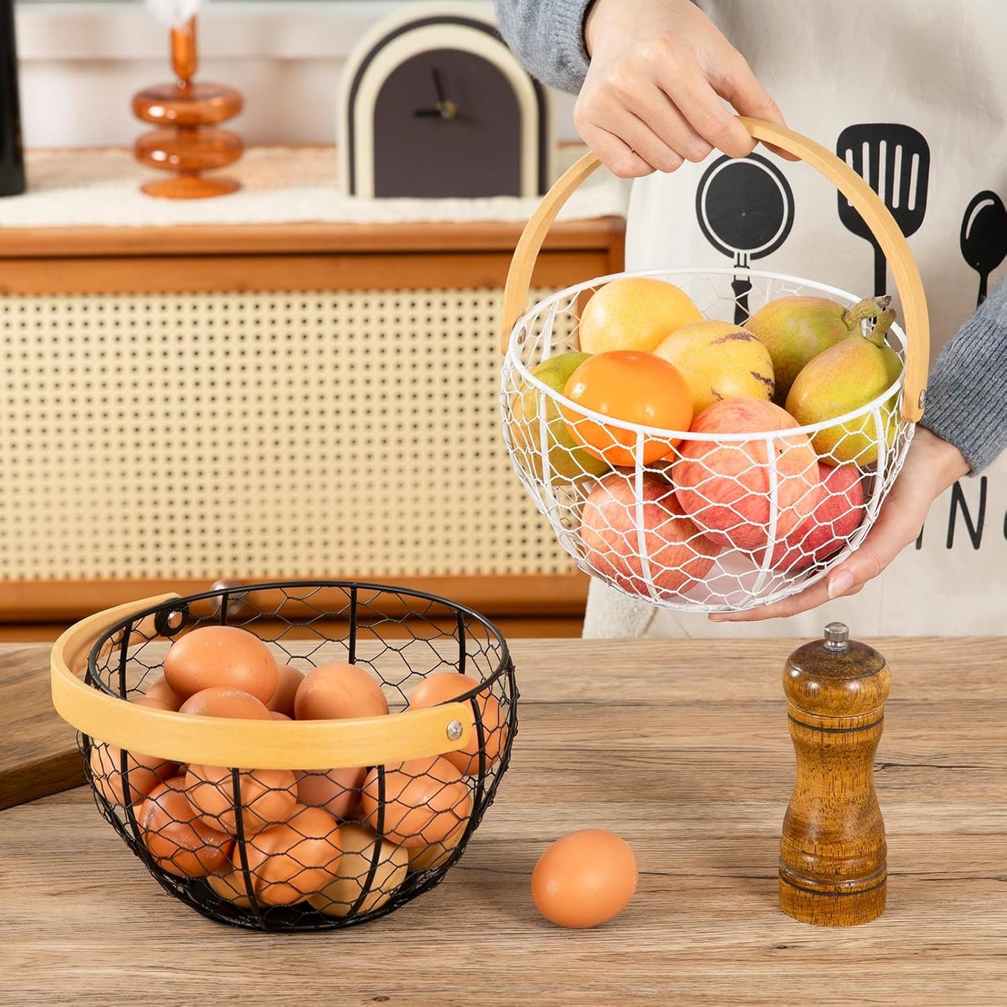 Farmhouse Wire Egg Basket for Gathering Fresh Eggs with Wooden Handle, Vintage Style Metal Egg Collecting Basket Countertop Storage Container Holder for Kitchen Decor and Fruit Bin (Black)