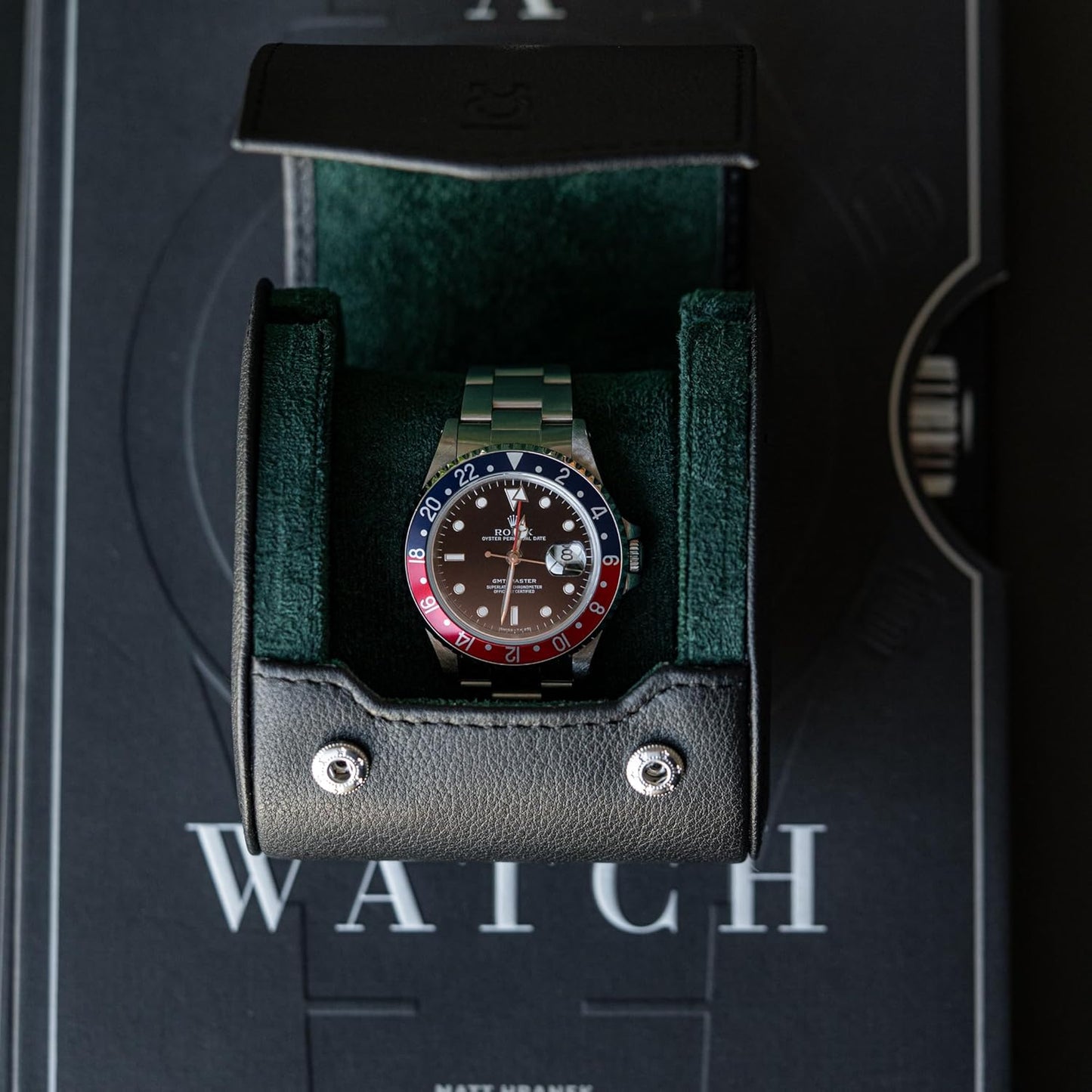 DailyWatch | Watch Roll Travel Case For 1 Watch | Luxury Watch Case In Genuine Black Leather With Soft Velvet Interior | Watch Case Protect, Store, & Display Your Watches | Black Green