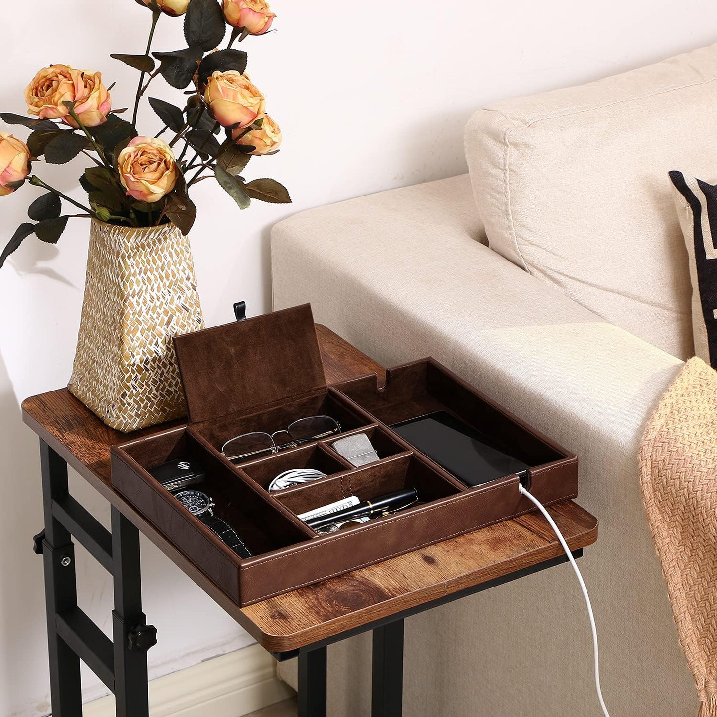 BEWISHOME Valet Tray for Men Dresser Organizer Nightstand Organizer Desktop Storage Organizer with Large Smartphone Charging Station, 6 Compartments, Faux Leather, Brown SSH16Z
